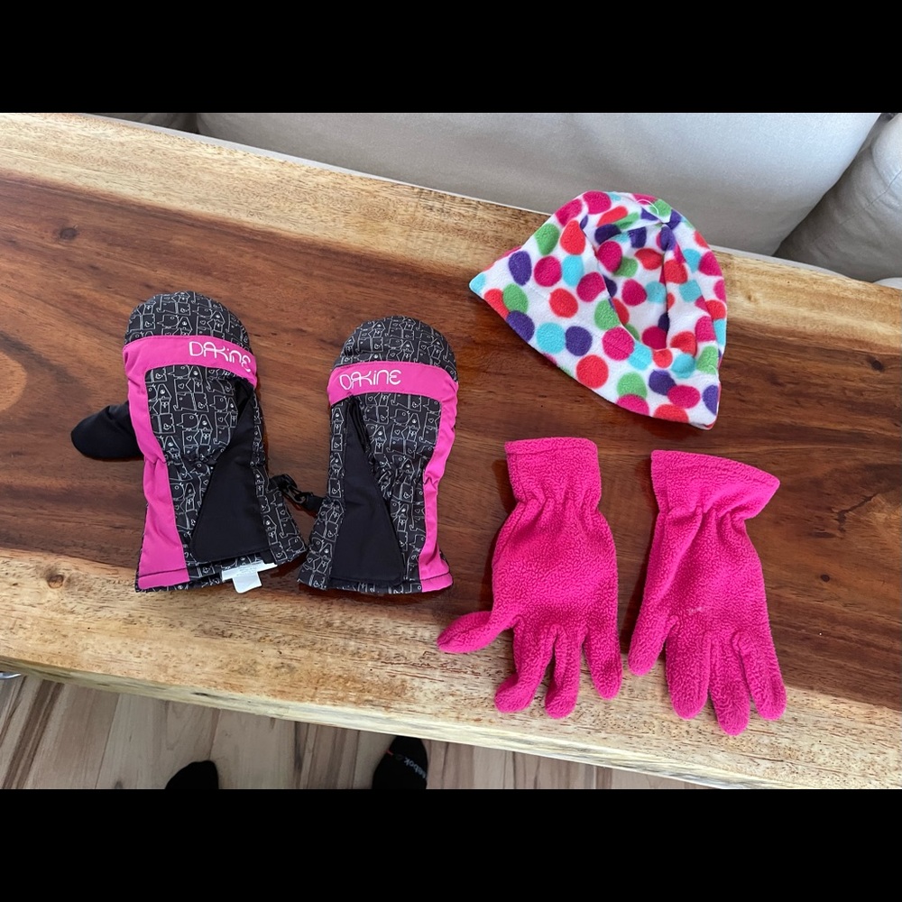Kids gloves and hat